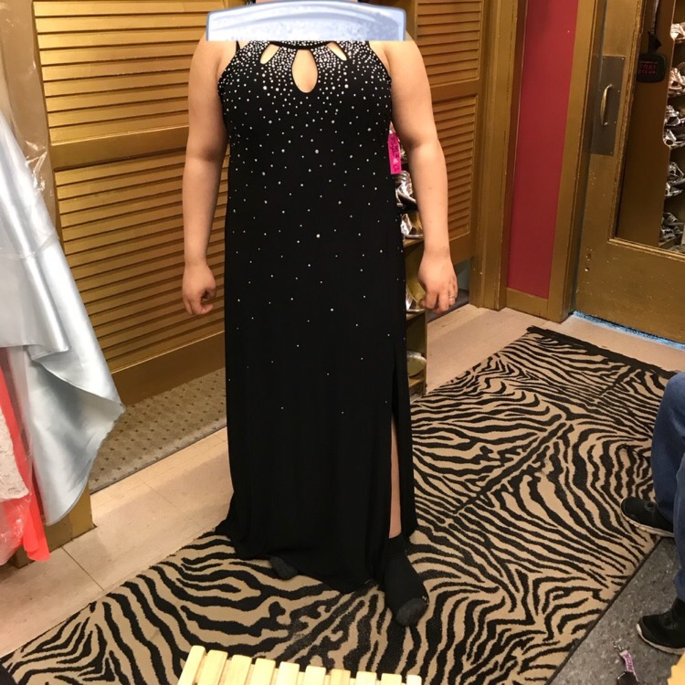 Selling prom dress only worn once!!
